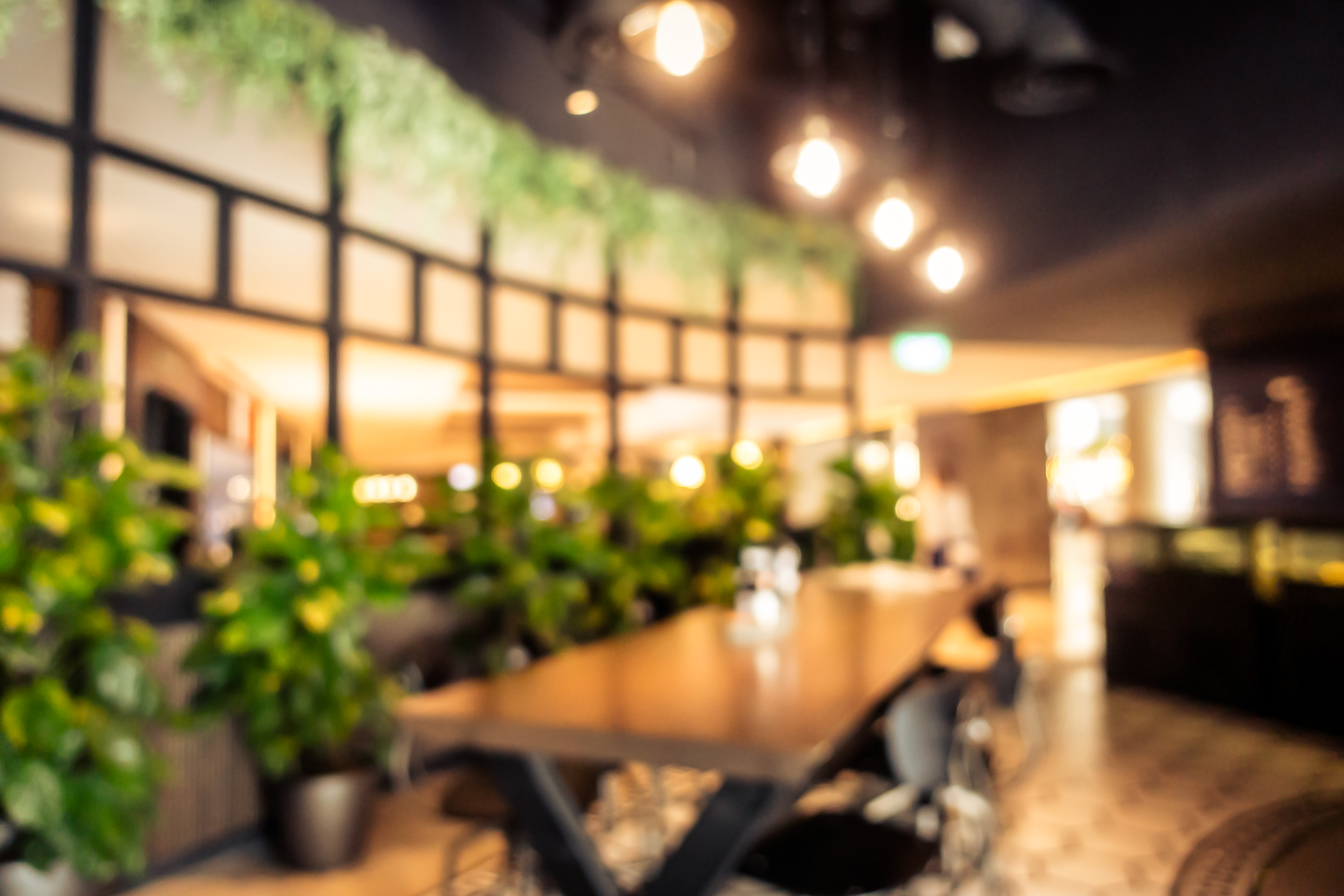 Stilvoller Gastraum im Restaurant Taj Mahal in Poing mit warmem Licht und eleganter Atmosphäre für private Dinner und Familienfeiern.